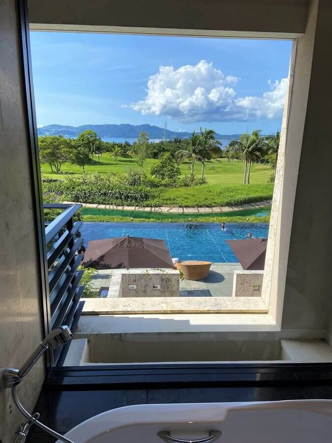 ザ・リッツカールトン沖縄部屋のお風呂からの景色