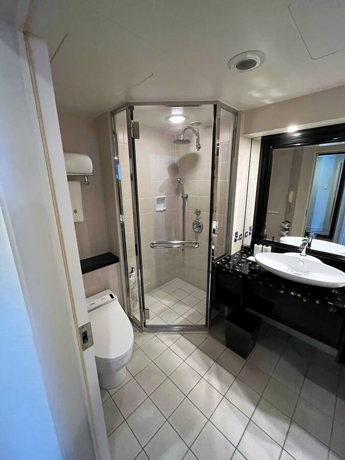 インターコンチネンタル東京ベイ部屋のシャワー室やトイレの配置