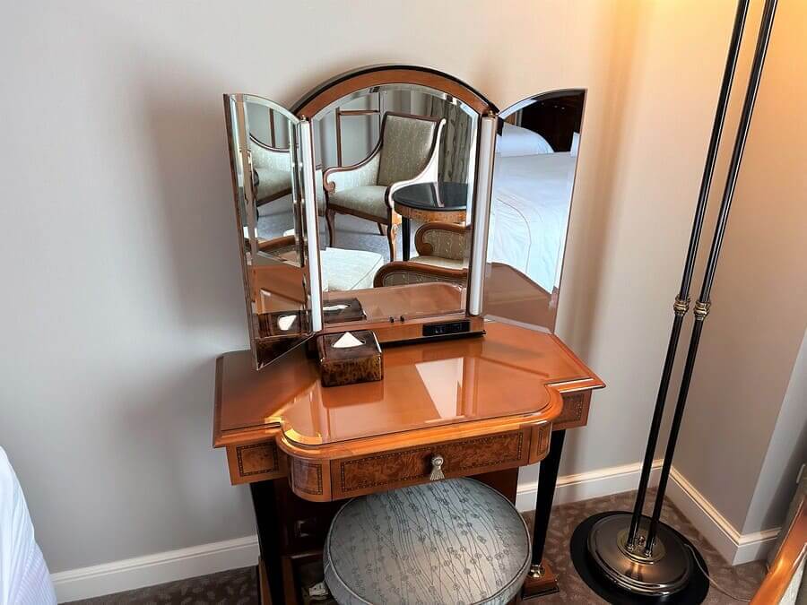 ウェスティンホテル東京部屋の鏡デスク