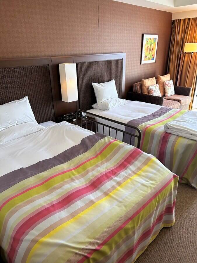 サザンビーチ沖縄の部屋のベッド