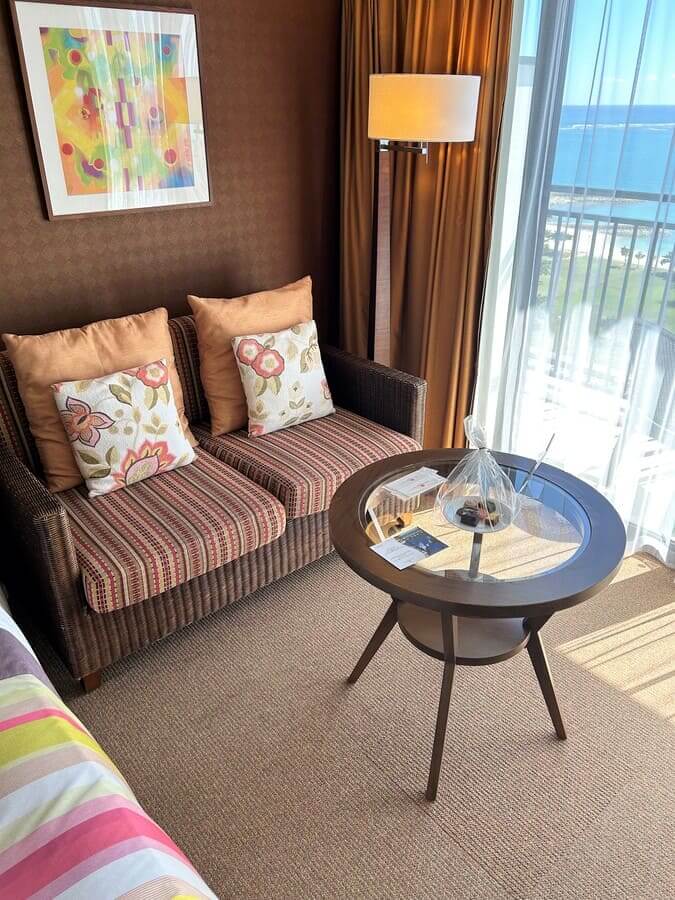 サザンビーチ沖縄の部屋のソファ